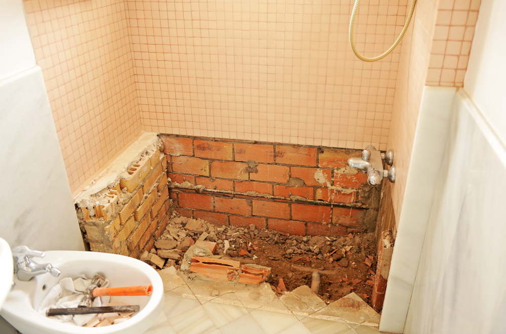 Change,Of,Bathtub,In,The,Bathroom,Renovation